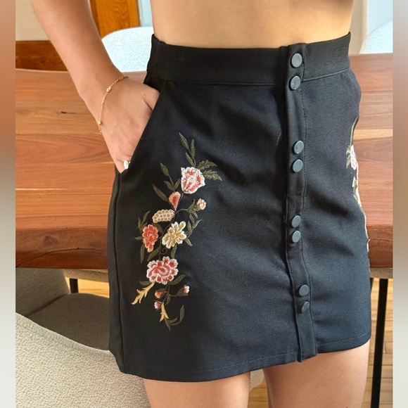 3/$25✨Vintage Black Floral Embroidered High-Waisted Mini Skirt – with pockets - Picture 7 of 12